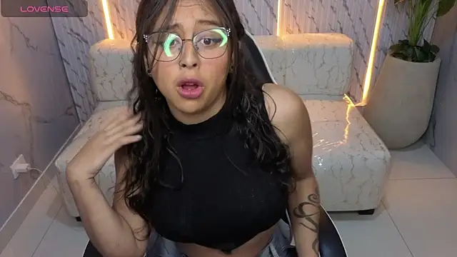 Snapshot of milky_tx chatting on 10-21-25, 03:28 milky tx online show from 10-21-25, 03:28