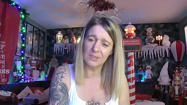 Delichieuse5 online show from 12-18-25, 08:45