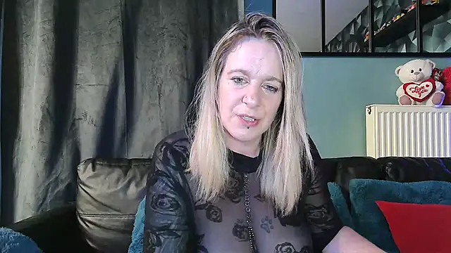 Snapshot of Delichieuse5 chatting on 05-06-26, 07:40 Delichieuse5 online show from 05-06-26, 07:40