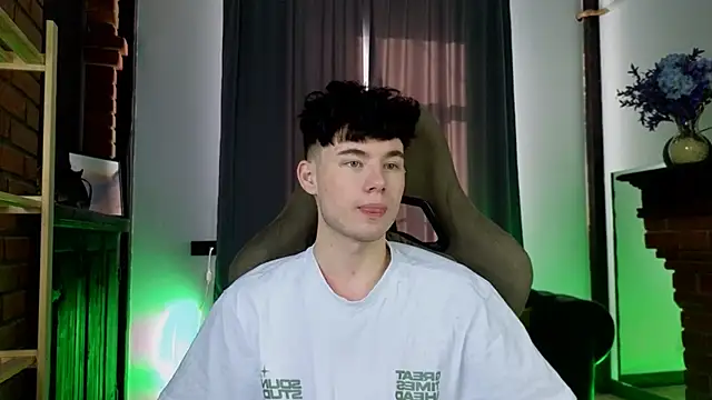 Snapshot of Cute_Mike chatting on 02-19-26, 05:59 Cute Mike online show from 02-19-26, 05:59