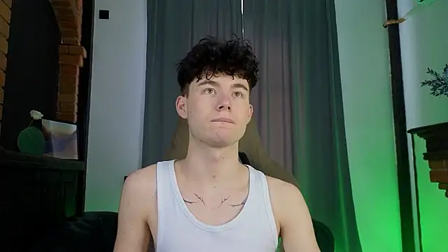 Snapshot of Cute_Mike chatting on 03-04-26, 04:42 Cute Mike online show from 03-04-26, 04:42