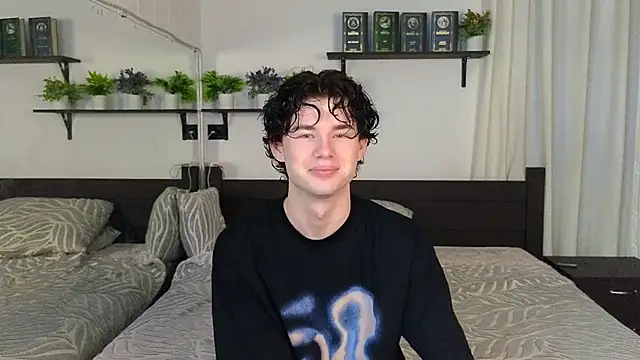 Snapshot of Cute_Mike chatting on 02-14-26, 01:39 Cute Mike online show from 02-14-26, 01:39