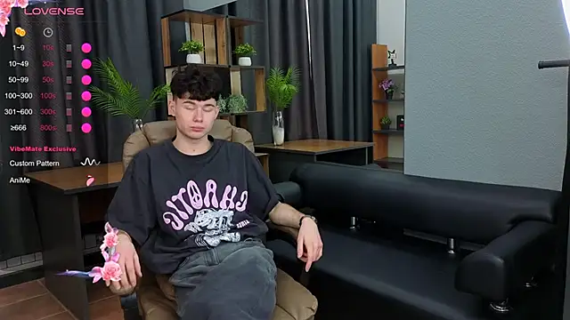 Snapshot of Cute_Mike chatting on 02-24-26, 04:02 Cute Mike online show from 02-24-26, 04:02