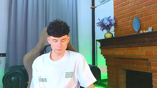 Snapshot of Cute_Mike chatting on 02-17-26, 12:46 Cute Mike online show from 02-17-26, 12:46