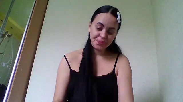 Stefaniyaxq online show from 10-08-25, 08:49