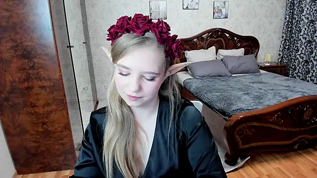 LunaCosplay online show from 10-21-25, 07:57