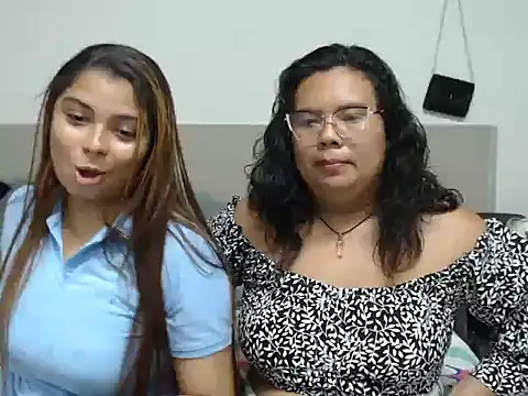 Snapshot of NicollGreen chatting on 10-23-25, 12:20 NicollGreen online show from 10-23-25, 12:20