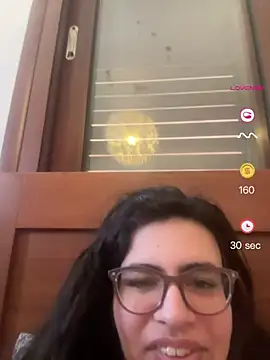 Snapshot of luciamaria01 chatting on 06-08-26, 01:55 luciamaria01 online show from 06-08-26, 01:55