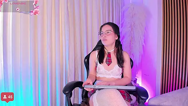 alejagarcia  online show from 11-02-25, 08:25