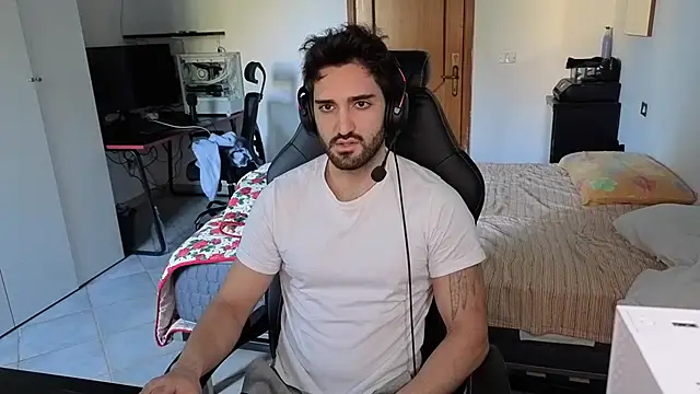 Snapshot of Al3xox02 chatting on 02-18-26, 10:22 Al3xox02 online show from 02-18-26, 10:22