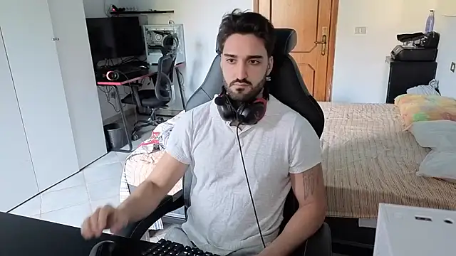 Snapshot of Al3xox02 chatting on 02-08-26, 12:03 Al3xox02 online show from 02-08-26, 12:03