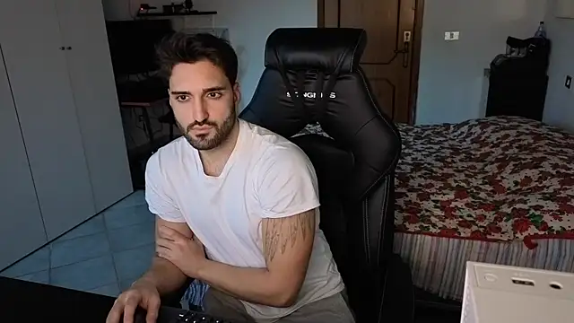 Snapshot of Al3xox02 chatting on 02-05-26, 04:14 Al3xox02 online show from 02-05-26, 04:14