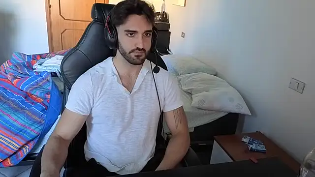 Al3xox02 online show from 04-08-26, 03:13