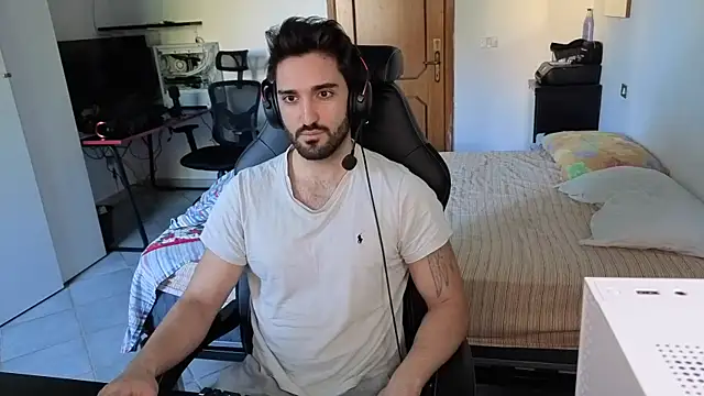 Snapshot of Al3xox02 chatting on 02-13-26, 10:48 Al3xox02 online show from 02-13-26, 10:48