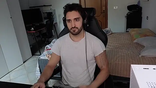 Snapshot of Al3xox02 chatting on 02-15-26, 11:31 Al3xox02 online show from 02-15-26, 11:31