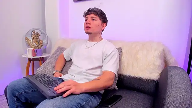 Leoo Miller online show from 11-30-25, 04:24