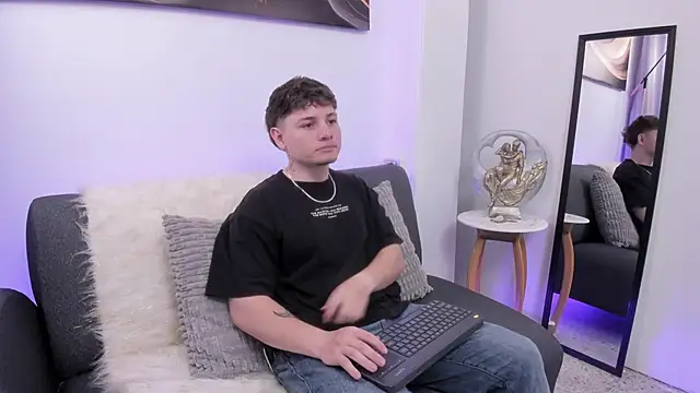 Leoo Miller online show from 12-20-25, 04:26