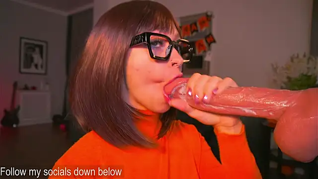 karolineneuer  online show from 10-30-25, 12:20