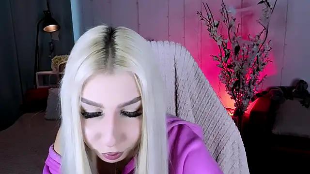 Snapshot of EvelynnLuxe chatting on 10-17-25, 01:57 EvelynnLuxe online show from 10-17-25, 01:57
