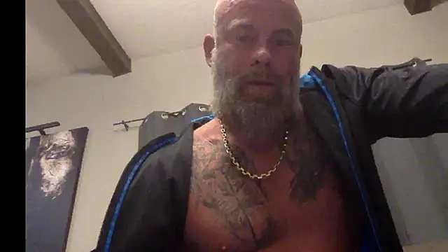 Snapshot of Muscledick40 chatting on 10-14-25, 01:28 Muscledick40 online show from 10-14-25, 01:28