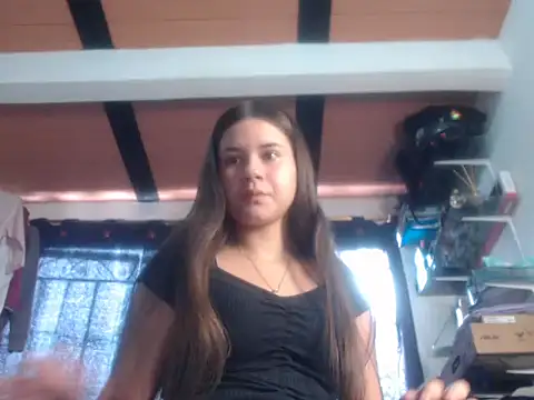 Snapshot of Saraa_loove chatting on 10-17-25, 12:40 Saraa loove online show from 10-17-25, 12:40