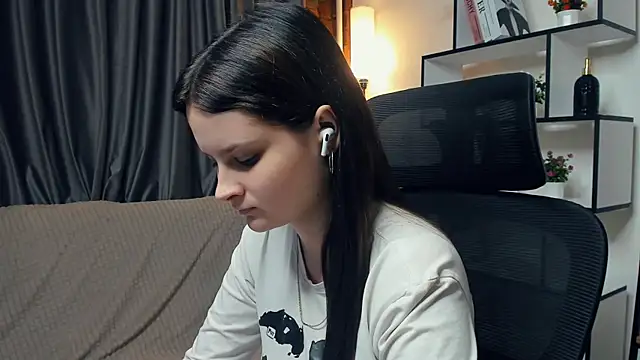 Snapshot of SkyDoll chatting on 10-08-25, 09:15 SkyDoll online show from 10-08-25, 09:15