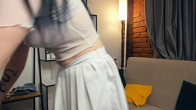 Snapshot of SkyDoll chatting on 10-17-25, 09:38 SkyDoll online show from 10-17-25, 09:38