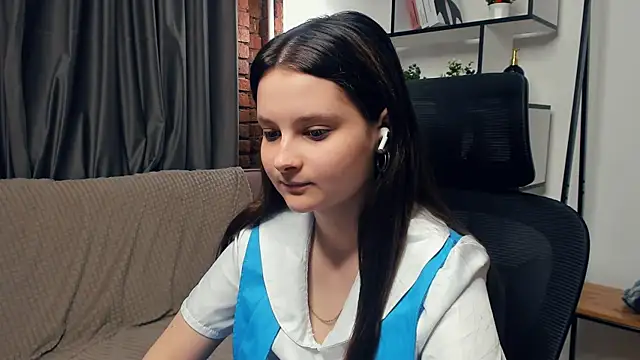 Snapshot of SkyDoll chatting on 10-09-25, 08:53 SkyDoll online show from 10-09-25, 08:53