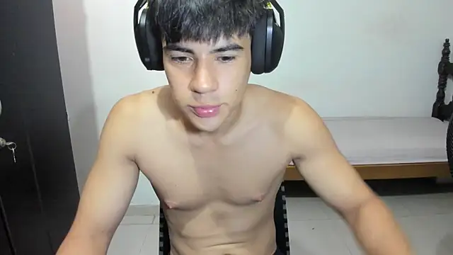 Snapshot of max_morris66 chatting on 10-29-25, 12:48 max morris66 online show from 10-29-25, 12:48