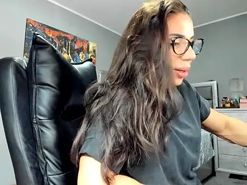 Alesyamuscledollxh online show from 11-10-25, 06:35