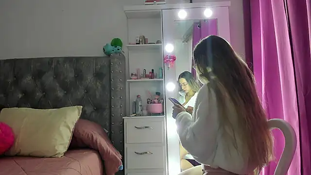 Snapshot of Sophia_rouse chatting on 10-15-25, 12:02 Sophia rouse online show from 10-15-25, 12:02