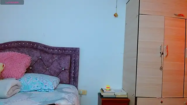 Hanssel tess online show from 10-15-25, 02:47