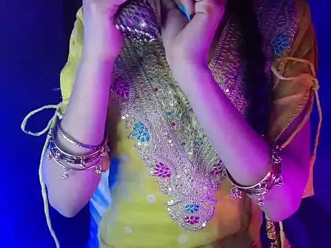 Snapshot of Roiseeee chatting on 02-26-26, 04:56 Roiseeee online show from 02-26-26, 04:56