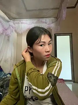 Snapshot of Mylinh- chatting on 10-13-25, 02:35 Mylinh- online show from 10-13-25, 02:35