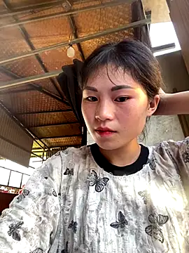 Snapshot of Mylinh- chatting on 10-18-25, 09:00 Mylinh- online show from 10-18-25, 09:00