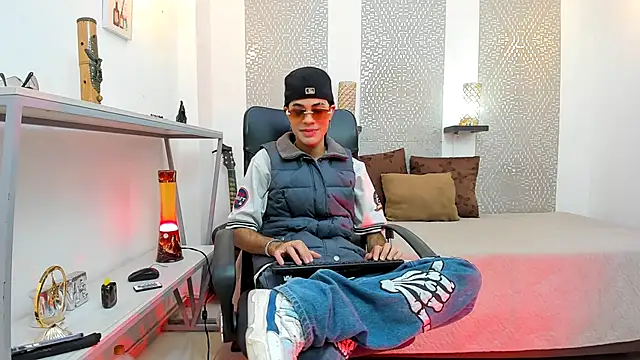 JacobBlackwell  online show from 10-12-25, 07:59