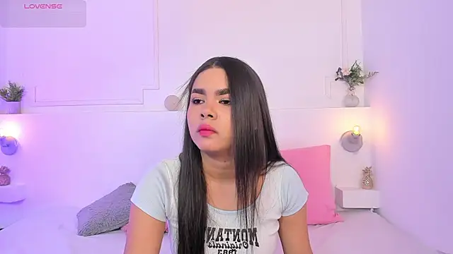 Snapshot of TianaGlow44 chatting on 02-13-26, 11:32 TianaGlow44 online show from 02-13-26, 11:32