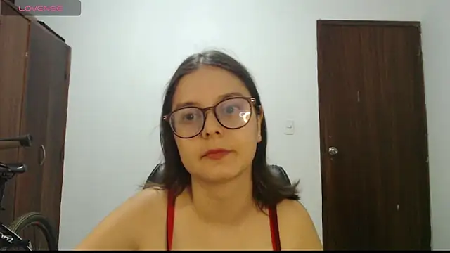 CarlaLorez online show from 10-28-25, 01:39