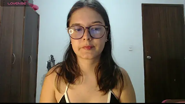 CarlaLorez online show from 05-06-26, 02:37