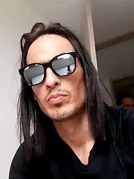 Snapshot of Santini001 chatting on 10-11-25, 03:57 Santini001 online show from 10-11-25, 03:57