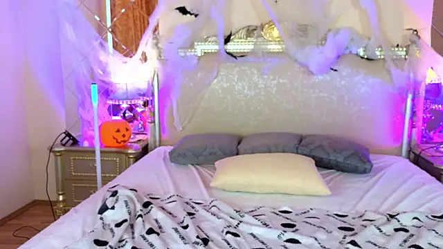 Viola Rayden online show from 10-31-25, 04:31