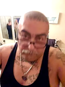 Snapshot of B1GLO chatting on 12-15-25, 01:55 B1GLO online show from 12-15-25, 01:55