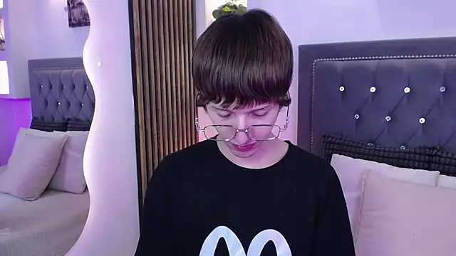 Emo Boy  online show from 05-18-26, 04:40