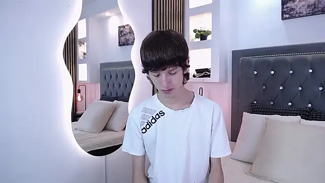 Emo Boy  online show from 03-19-26, 08:20