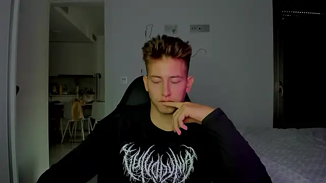 Snapshot of find0m_master chatting on 02-15-26, 01:54 find0m master online show from 02-15-26, 01:54