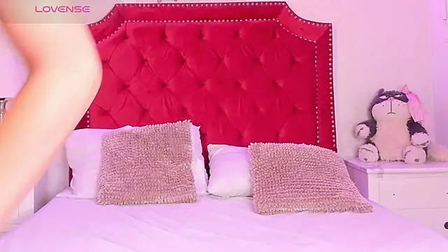 Sara Collinss  online show from 10-14-25, 11:33