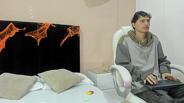 Snapshot of Taylor_and_exidt chatting on 10-23-25, 12:59 Taylor and exidt online show from 10-23-25, 12:59