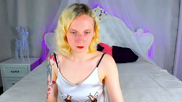 LikiLips online show from 05-27-26, 01:57