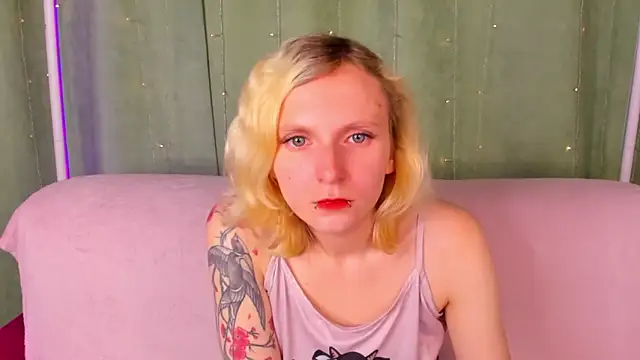 Snapshot of LikiLips chatting on 06-19-26, 01:11 LikiLips online show from 06-19-26, 01:11