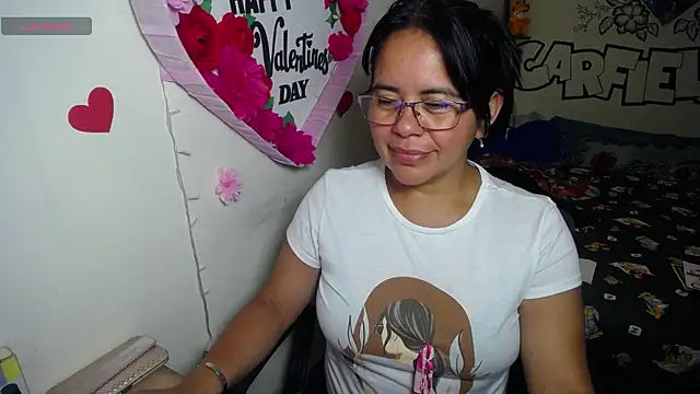 Snapshot of Miss__kendra_ chatting on 06-17-26, 01:27 Miss kendra online show from 06-17-26, 01:27